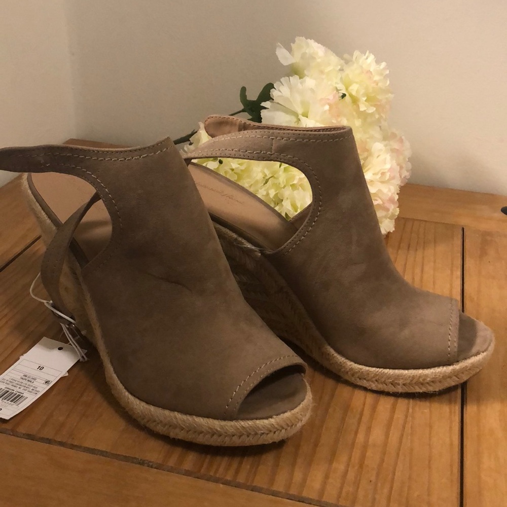 Adorable jute wedges